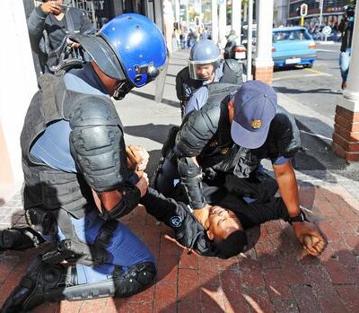 Arrestation d'un manifestant étudiant à Cape Town