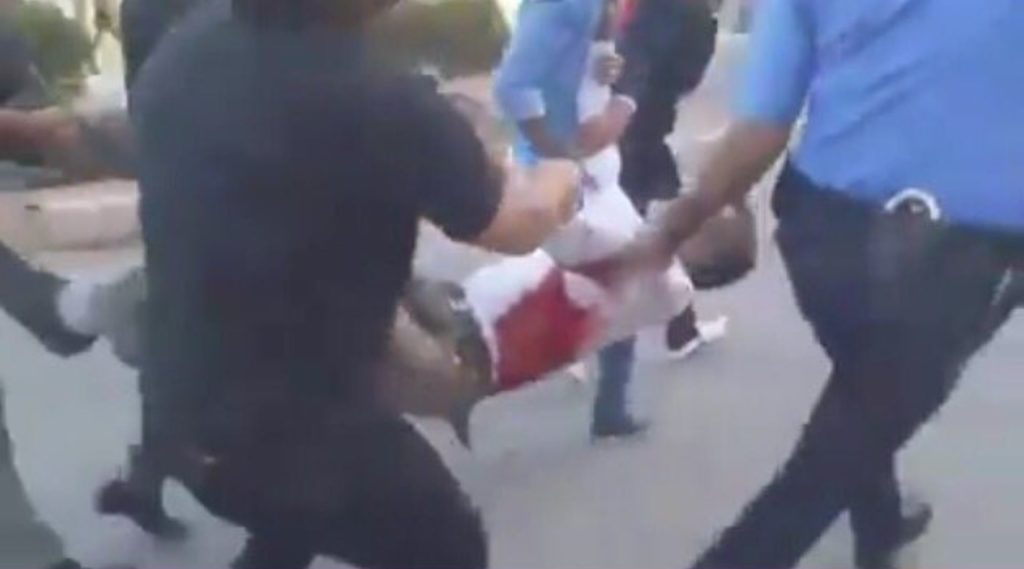 Les manifestants emmènent les morts et les blessés.