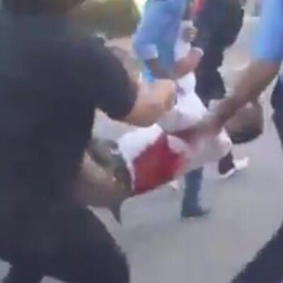 Les manifestants emmènent les morts et les blessés.