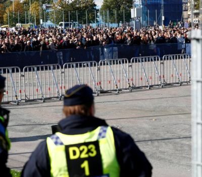 Cordon antifa barrant la route que devait emprunter la manifestation nazie