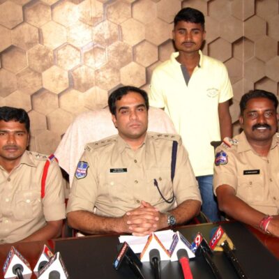 Kondagorla Ravinder, derrière le commissaire adjoint Rahul Hedge