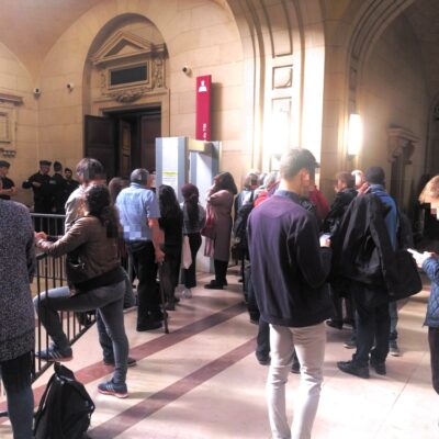 Devant la chambre 23 au tribunal.