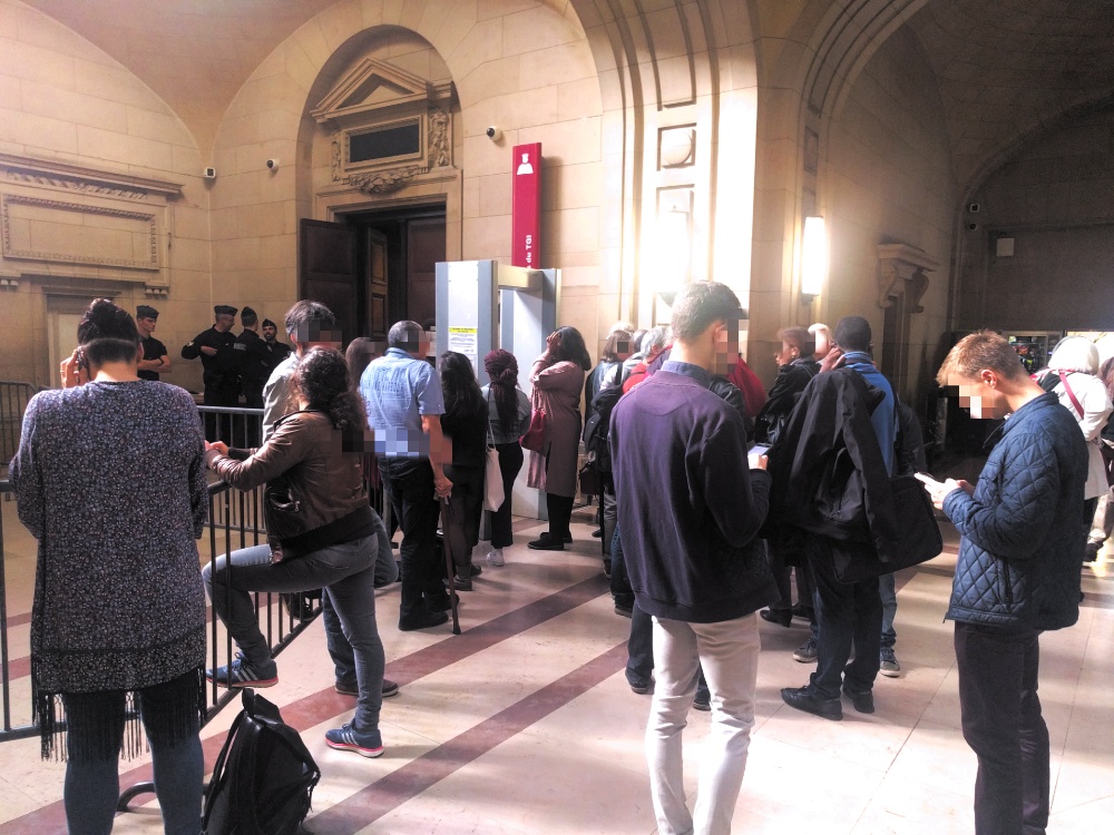 Devant la chambre 23 au tribunal.