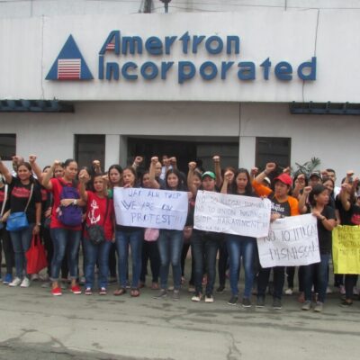 Travailleurs manifestant devant les locaux d'Amertron Incorporated