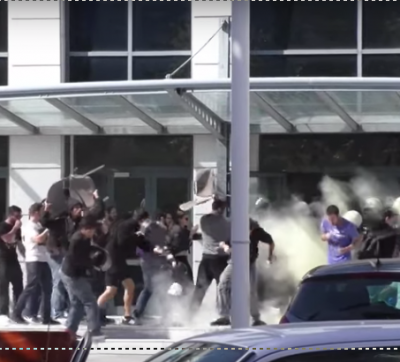 Attaque d'un groupe de policier par des manifestants