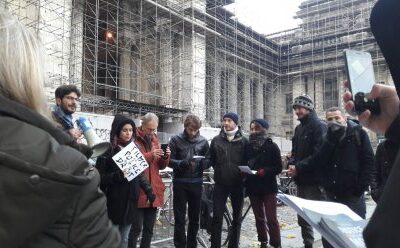 Quelques manifestants s'étaient rassemblé devant le Palais de Justice