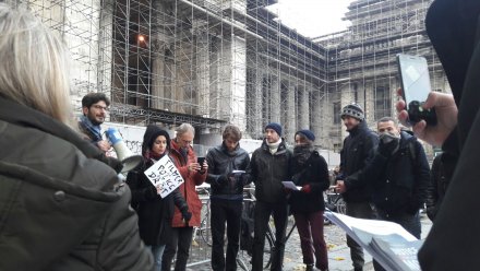 Quelques manifestants s'étaient rassemblé devant le Palais de Justice