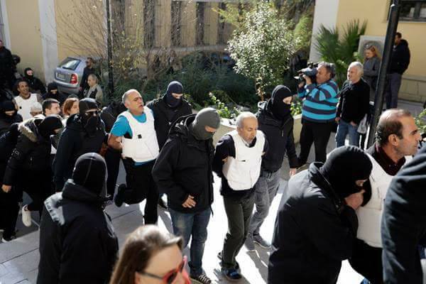 Les prisonniers déplacés par la police anti-terroriste