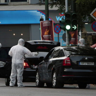 Les enquêteurs de la police travaillant là ou l'ancien premier ministre Papademos a été sérieusement blessé par une bombe