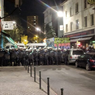 L'un des deux cordons qui encerclent les manifestants