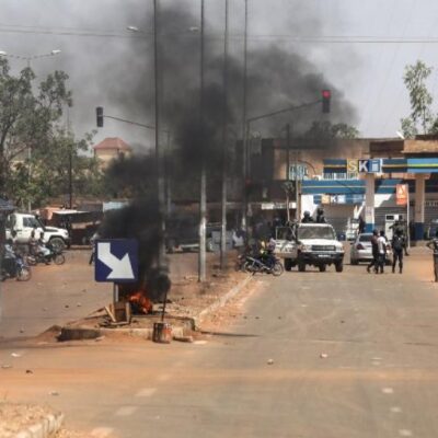 Barricade en feu sur un axe menant à l'université Ouaga1 où devait parler Macron