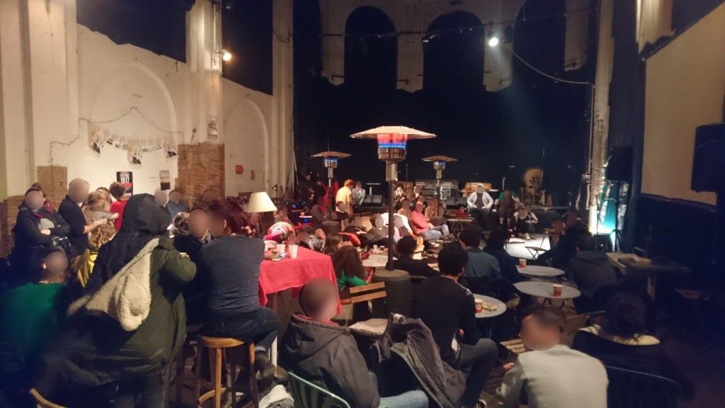 Une salle pleine pendant les débats.