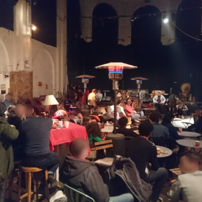 Une salle pleine pendant les débats.