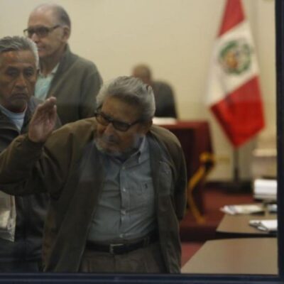 Abimael Guzman sortant de la salle d'audience