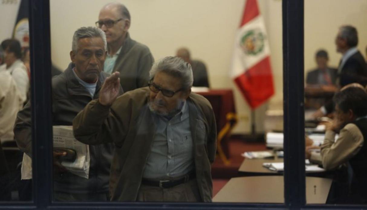 Abimael Guzman sortant de la salle d'audience