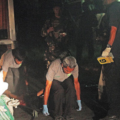 Les policiers enlèvent les corps des guérilleros tués