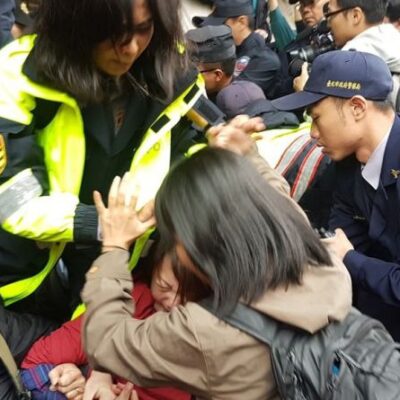 Taïwan: la police attaque les manifestants opposés à la réforme du droit du travail