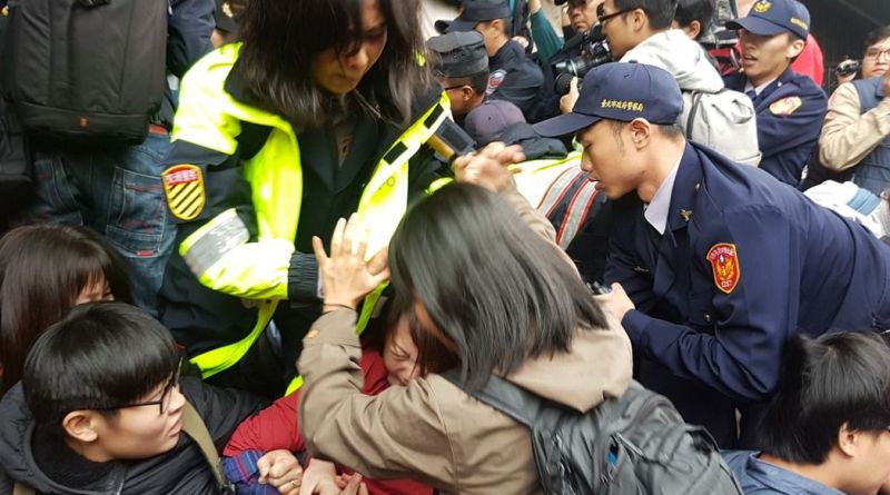 Taïwan: la police attaque les manifestants opposés à la réforme du droit du travail