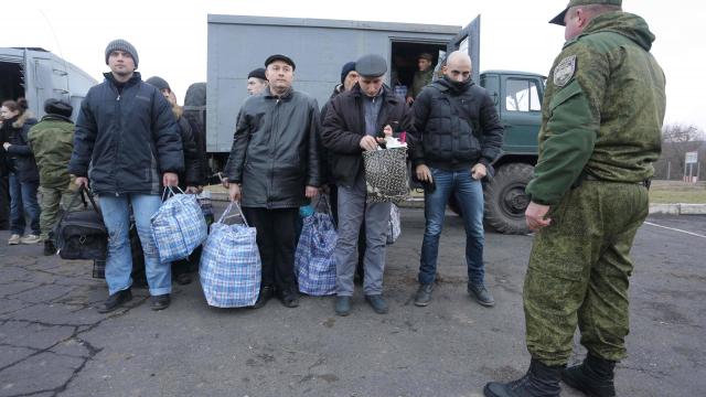 quelques uns des prisonniers ukrainiens qui vont être libérés par les rebelles du Donbass