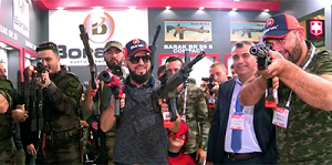 Miliciens au salon de l'armement à Istanbul
