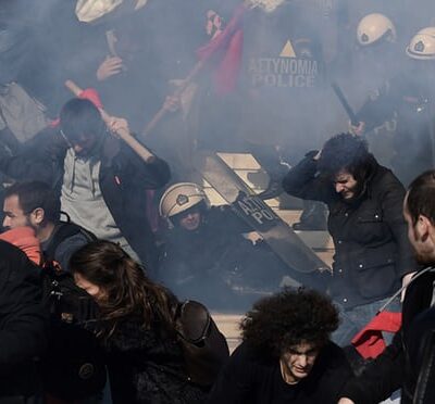 La police a fait usage de gaz lacrymogènes devant le parlement