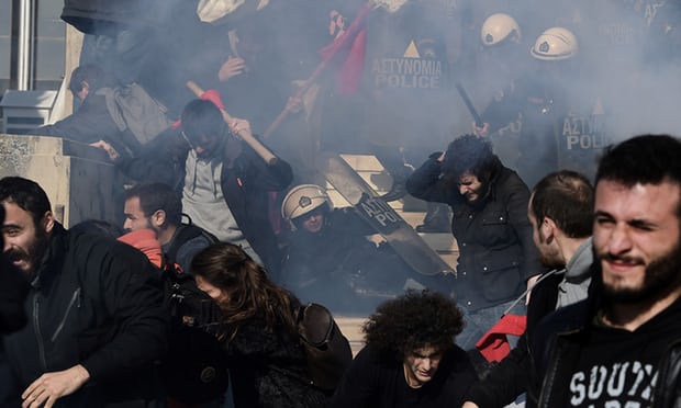 La police a fait usage de gaz lacrymogènes devant le parlement