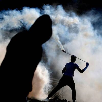 Des manifestants palestiniens affrontants des policiers israéliens lors d'une manifestation pour la libération de détenus palestiniens, le 13 janvier 2018 dans le village de Nabi Saleh, en Cisjordanie.
