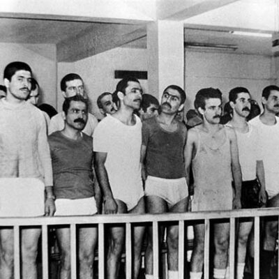 Dans les années '70, les militants accusés d'appartenir au Parti-Front Révolutionnaire de Libération du Peuple refusant l'uniforme comparaissent en sous-vêtements devant le tribunal