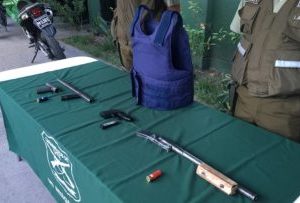 La police présente à la presse les armes artisanales saisies