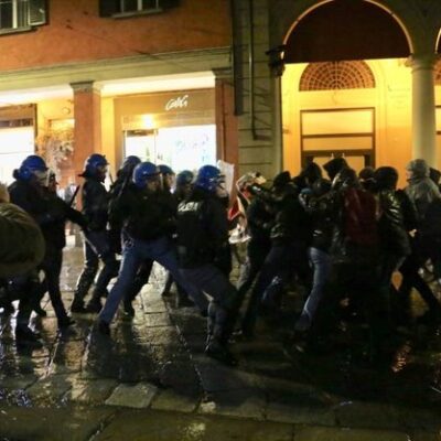 Affrontements à Bologne entre policiers et antifascistes