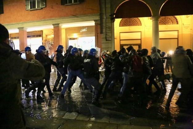 Affrontements à Bologne entre policiers et antifascistes