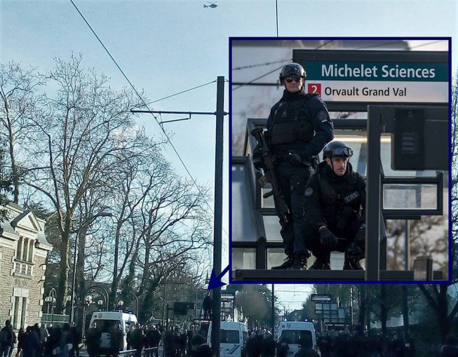 CRS armés de fusils d'assaut CRS armés de fusils d'assaut