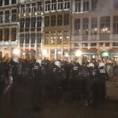La police nasse la manifestation sur la Grand-Place de Bruxelles.