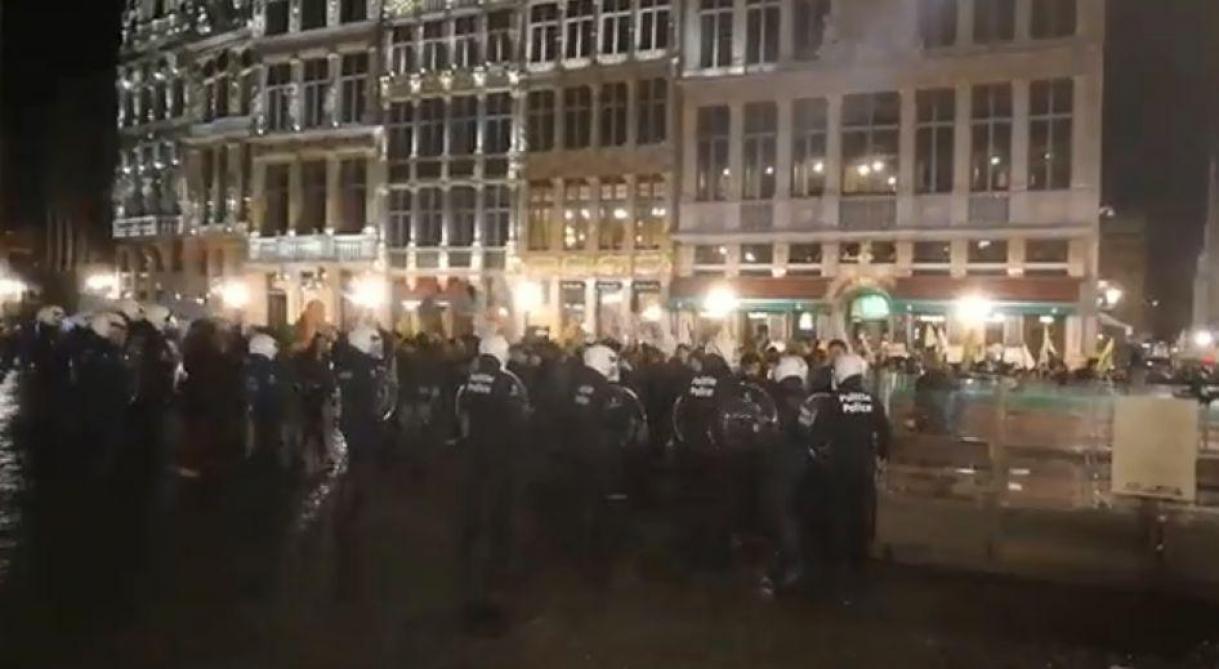 La police nasse la manifestation sur la Grand-Place de Bruxelles.
