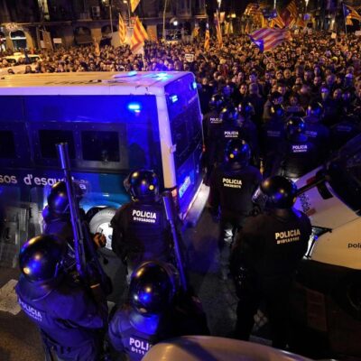 Police vs manifestants à Barcelone