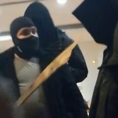 Un agresseur fasciste armé d'un bout de palette