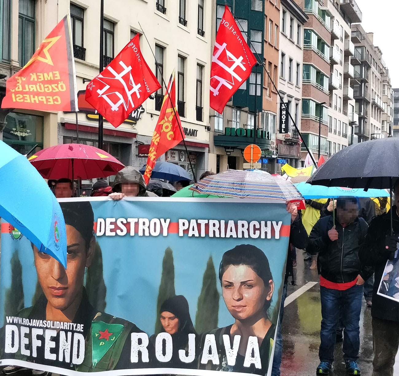 Des manifestants du Comité Rojava, du Secours Rouge et de l'EÖC