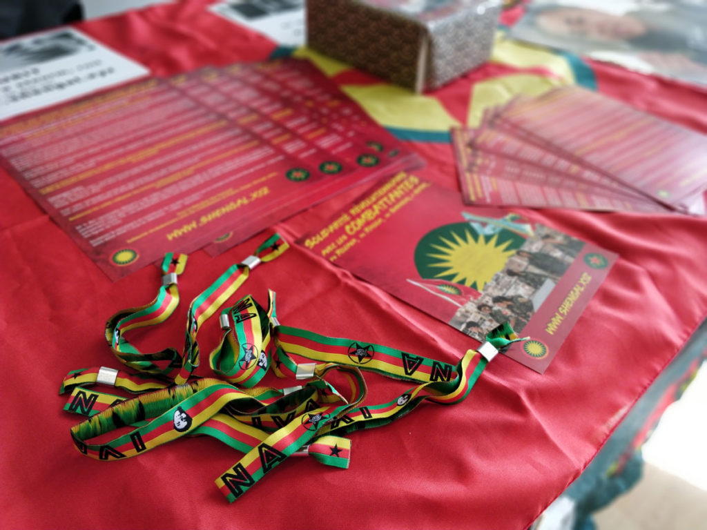 Stand de la campagne de solidarité avec les femmes combattantes de Shengal et du Rojava.