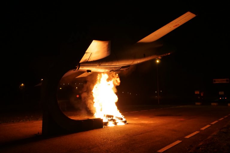 Devant le marchand d'armes Leonardo-Finmecanica à Turin.