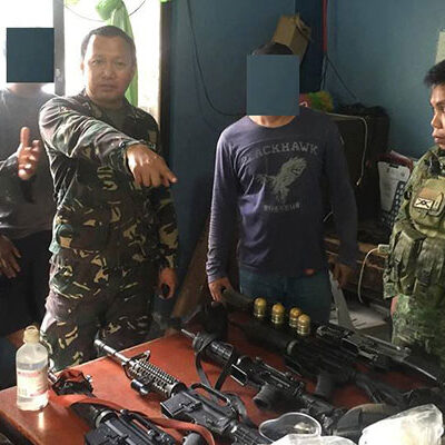 Les militaires et les policiers présentent leur butin à la presse