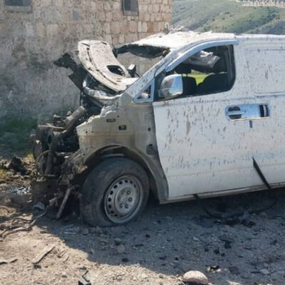 Un minibus transportant des miliciens islamistes au service des Turcs détruit à Afrin avant-hier 6 mars; trois de ses occupants ont été tués.