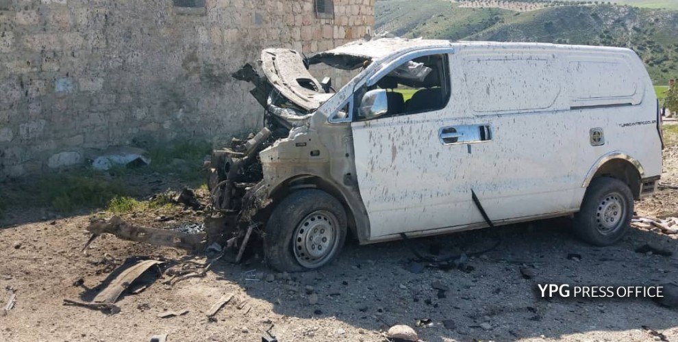 Un minibus transportant des miliciens islamistes au service des Turcs détruit à Afrin avant-hier 6 mars; trois de ses occupants ont été tués.