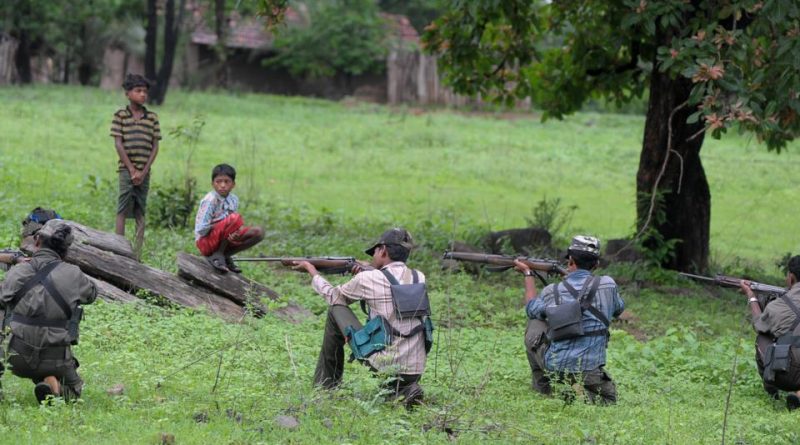 Guérilleros maoïstes à l'entrainement