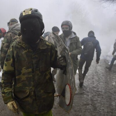 Les zadistes sous un bombardement de gaz lacrymogènes