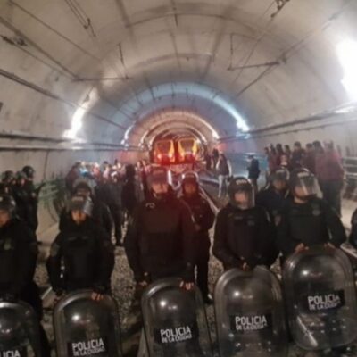 Action de grève dans le métro. La police prête à charger