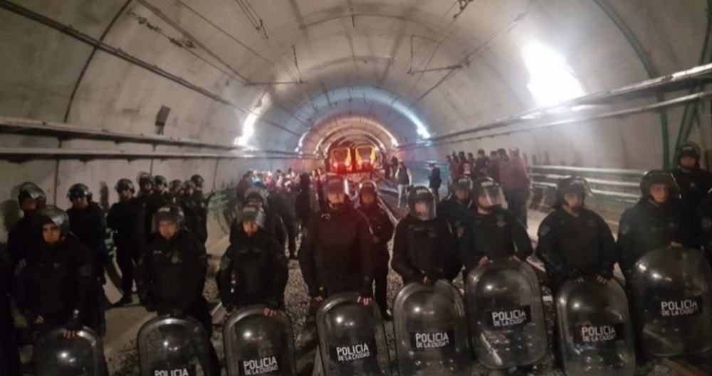  Action de grève dans le métro. La police prête à charger