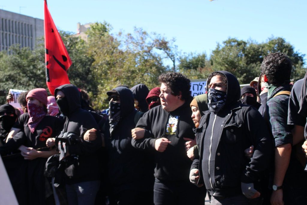 Manifestants antifascistes à Austin