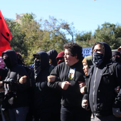 Manifestants antifascistes à Austin