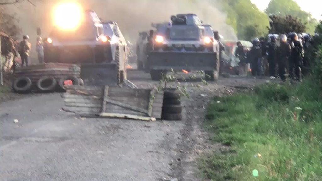 Les blindés de la gendarmerie forçant une barricade ce jeudi matin