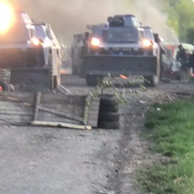 Les blindés de la gendarmerie forçant une barricade ce jeudi matin
